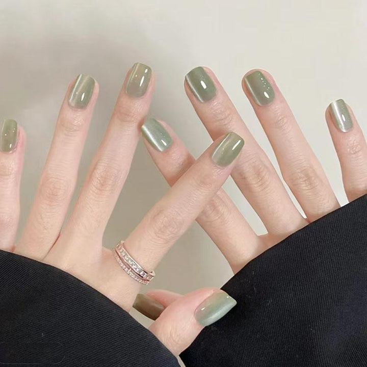Stylish artificial nails with elegant high-gloss finish Bowlift
