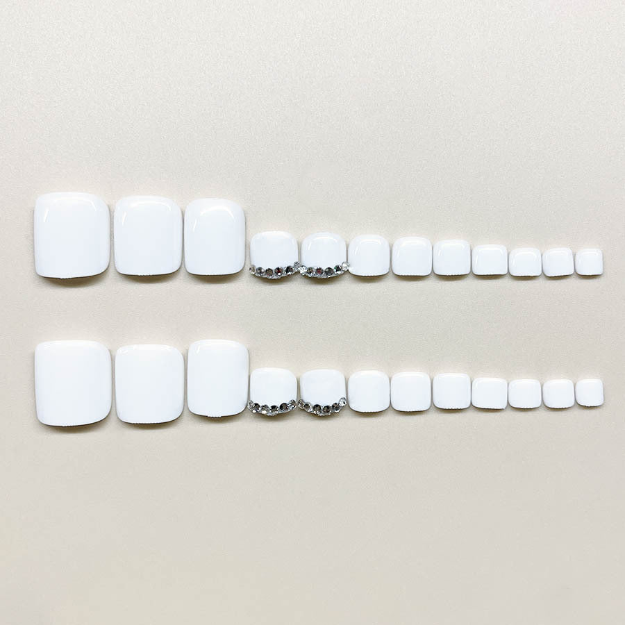 Nail art set with elegant high-gloss design and delicate accents Bowlift