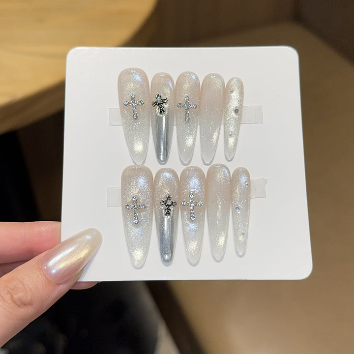 Glamorous artificial nails with sparkling accents Bowlift