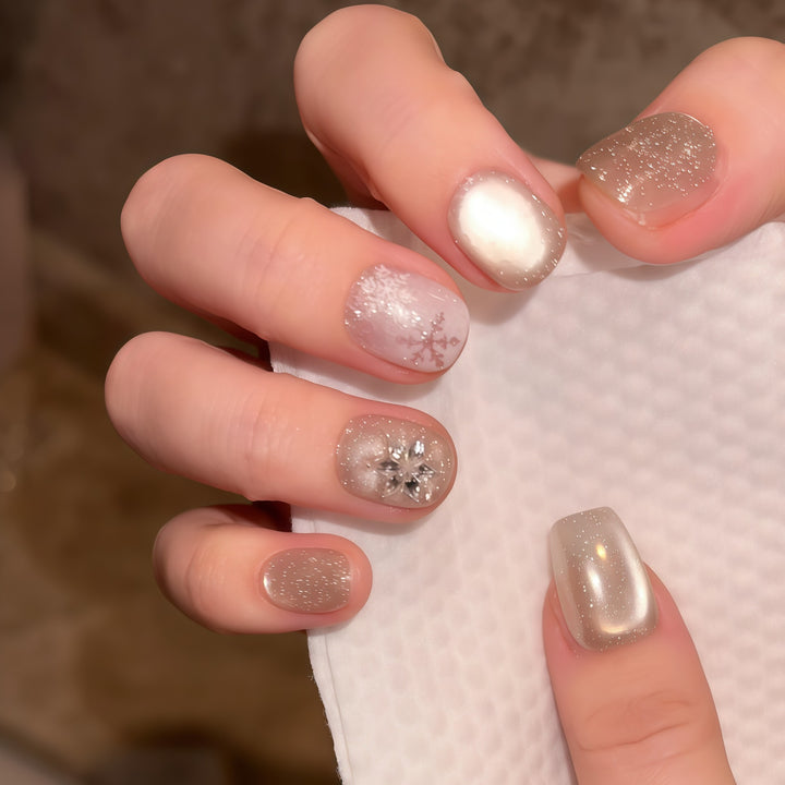 Artificial nails with festive snowflake design Bowlift