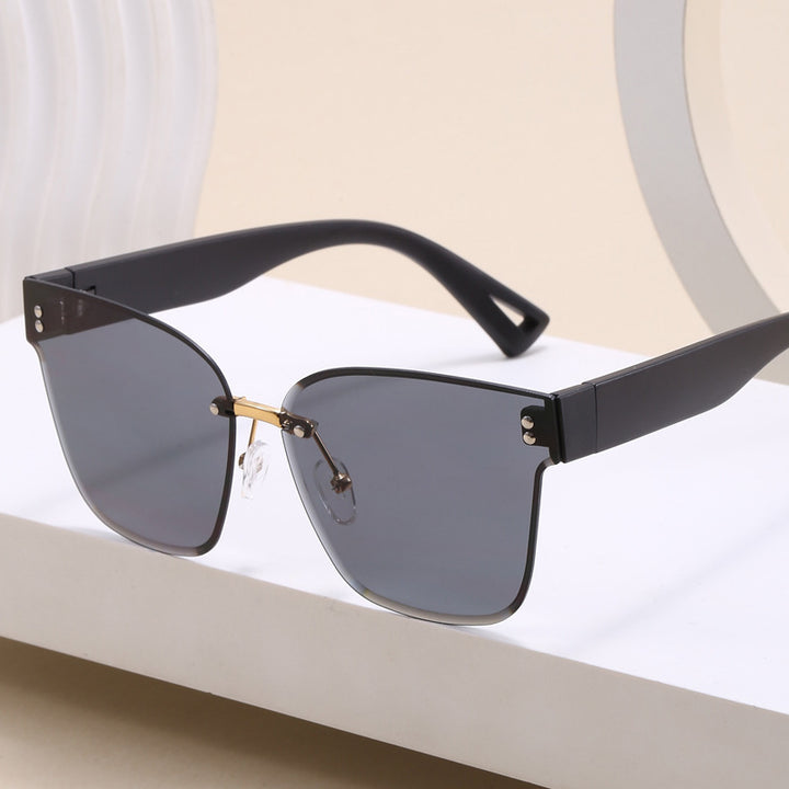 Ladies stylish sunglasses with elegant shield design Bowlift