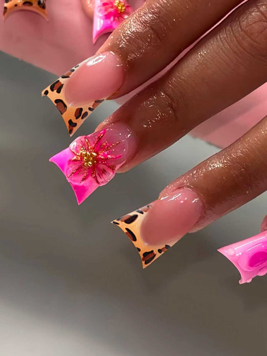 Decorative Press-On Nail Extensions with Floral Accents Bowlift