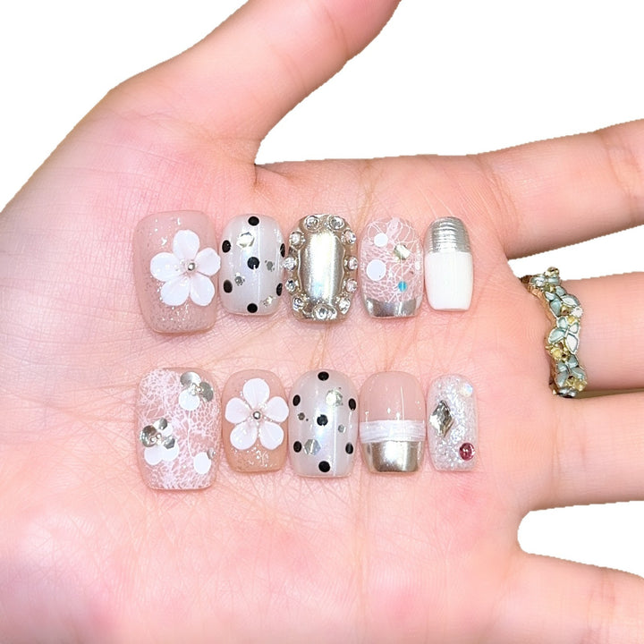 Creative artificial nails with elegant accents Bowlift