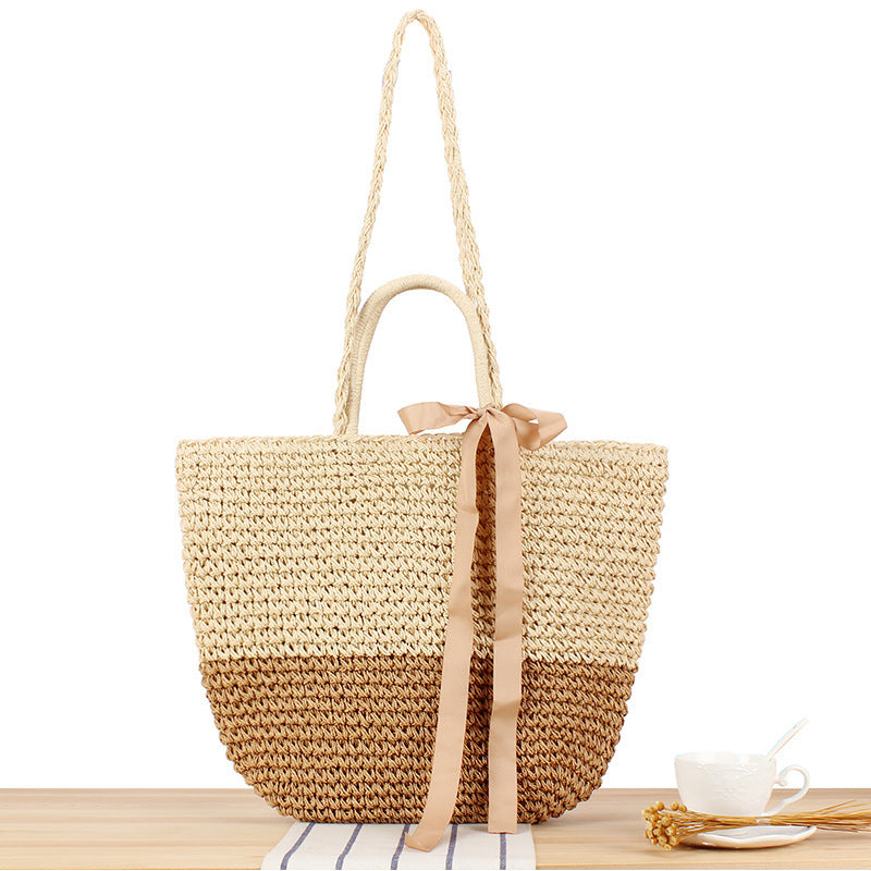 Beach bag made of natural raffia with playful design and elegant bow decoration Bowlift