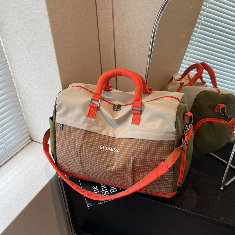 Sporty Travel Bag with Reinforced Shoulder Strap Bowlift