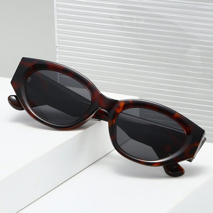Women Cat-Eye Sunglasses with modern, transparent frame and UV protection Bowlift