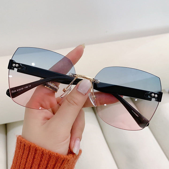 Women's Fashion Tortoiseshell Sunglasses with Golden Accents Bowlift