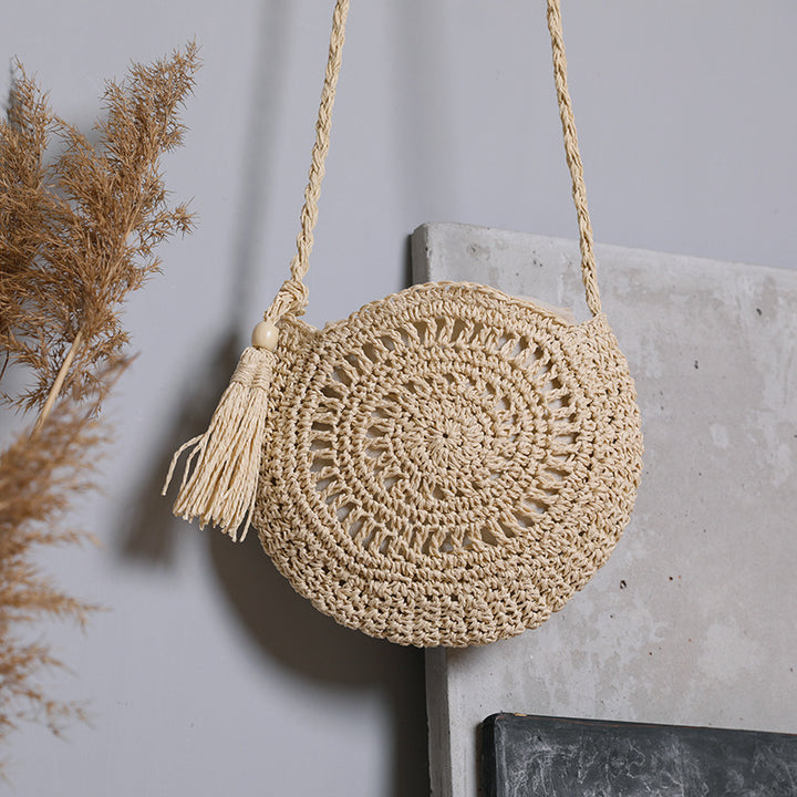 Round bag made of natural jute material with trendy fringe detail Bowlift