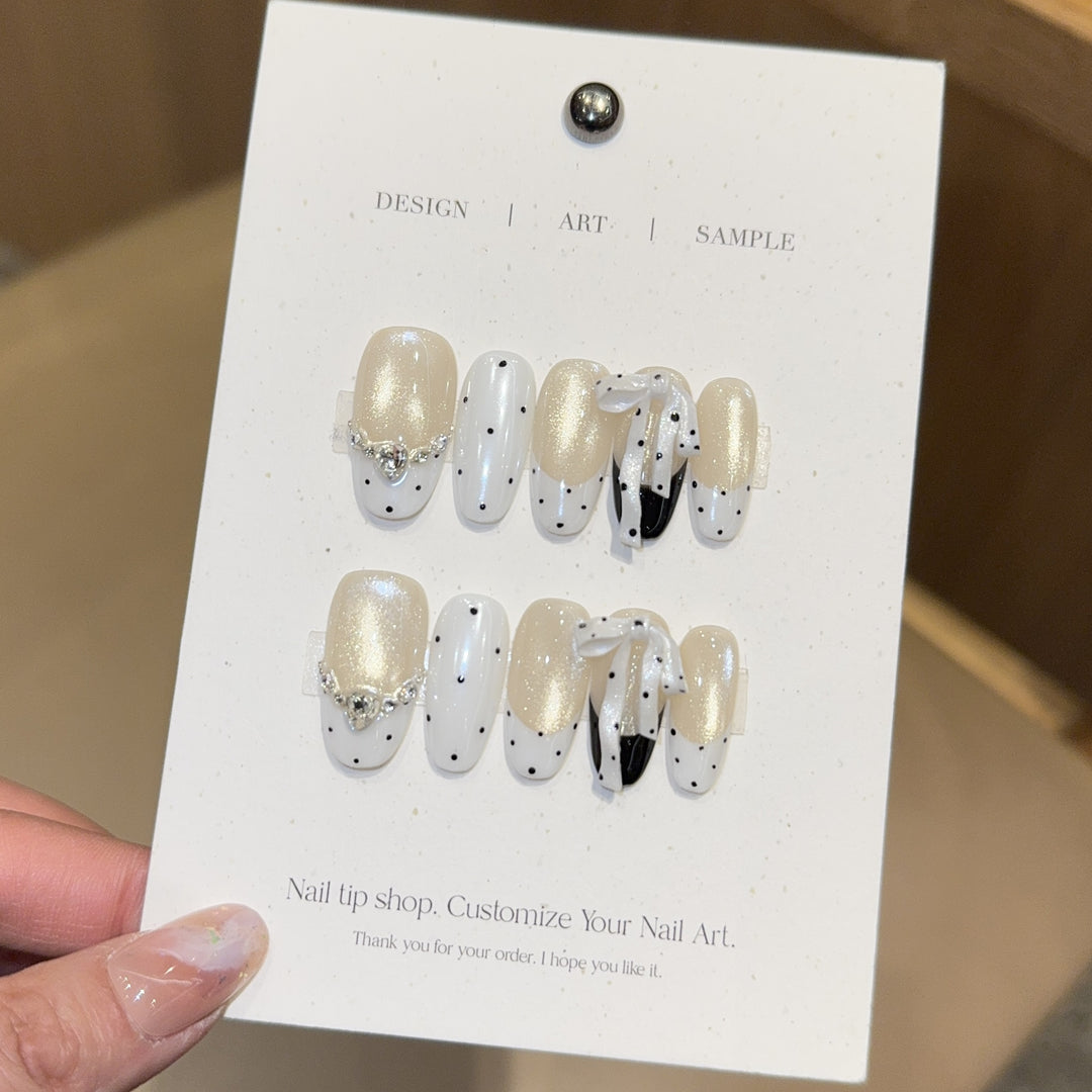 Artificial nails with glitter and bows Bowlift