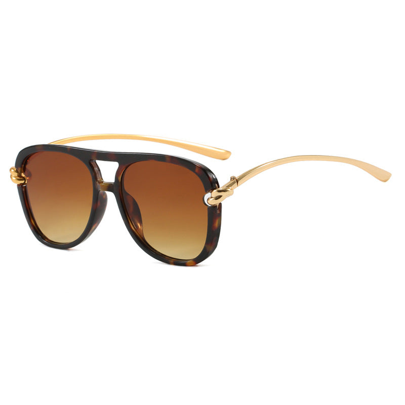 Women's sporty sunglasses with wide plastic frame and UV protection Bowlift