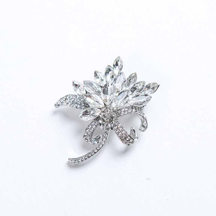 Sparkling brooch with floral design Bowlift