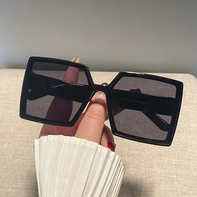 Women's square sunglasses with a sturdy frame and stylish design Bowlift