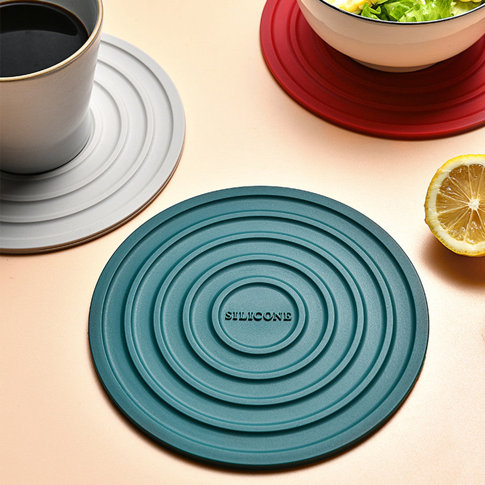 Silicone pot lid with innovative steam vent Bowlift
