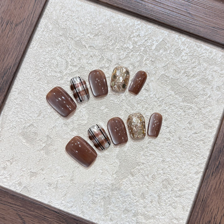 Artificial Nail Set with Glitter and Gold Accents Bowlift