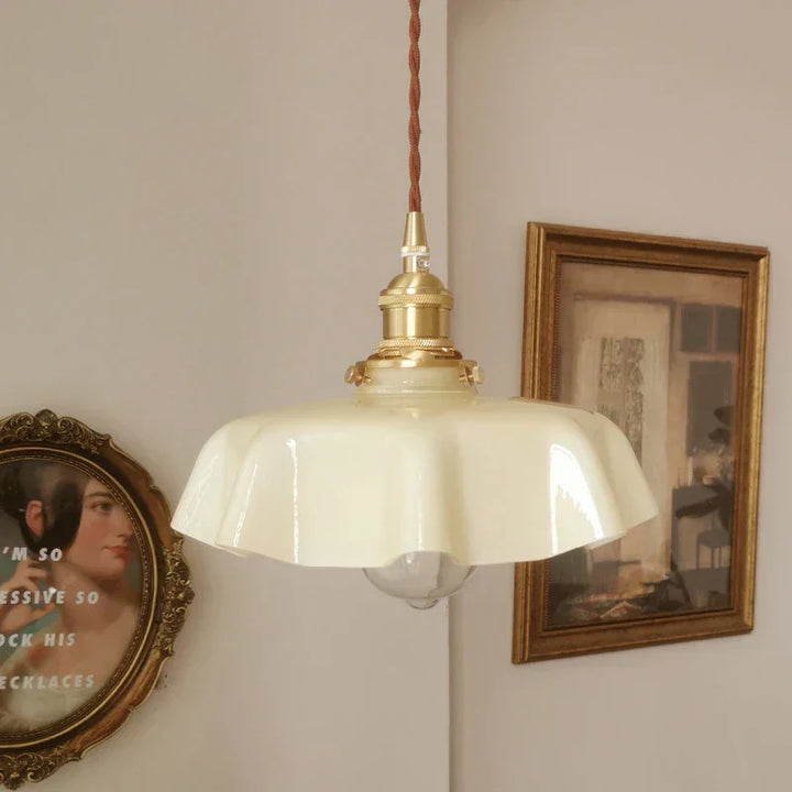 BowLift | ClassicGleam – Luxurious brass pendant light for a timeless atmosphere