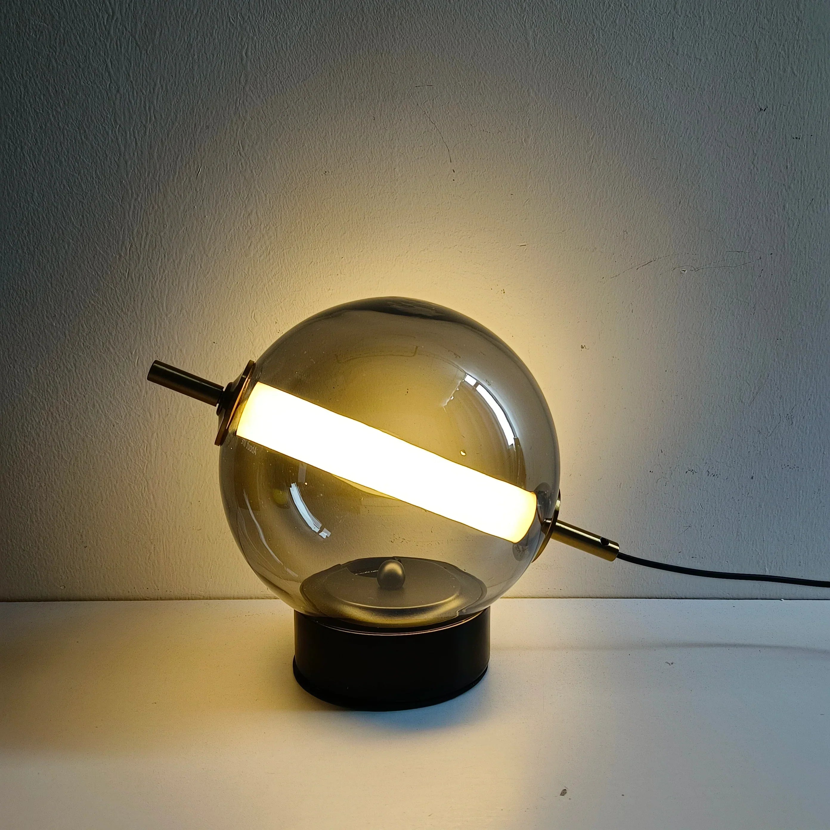 BowLift | Retro Glass Table Lamp with Warm Glow - Timeless Elegance