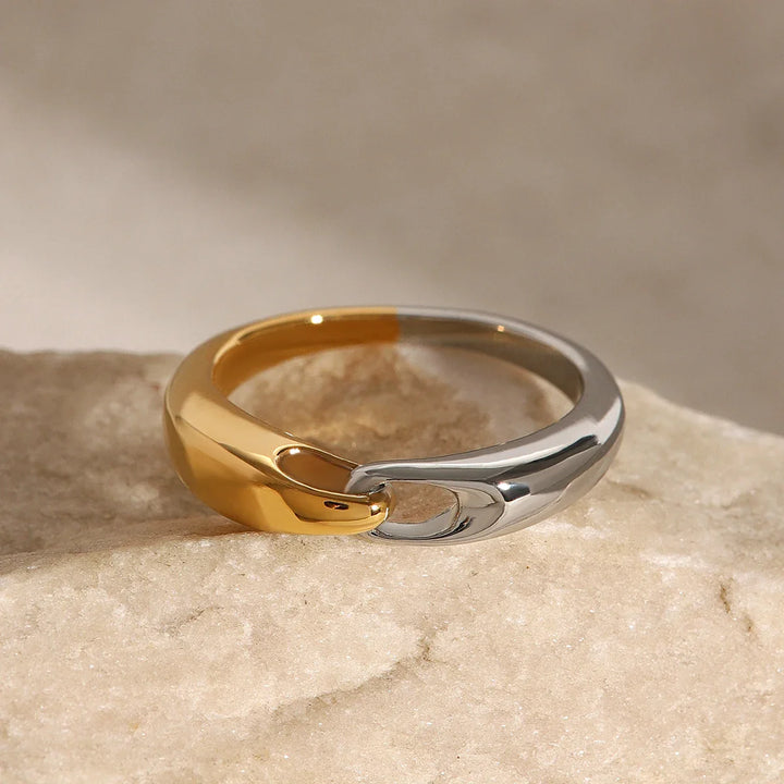 BowLift | Elegant Two Tone Buckle Link Ring