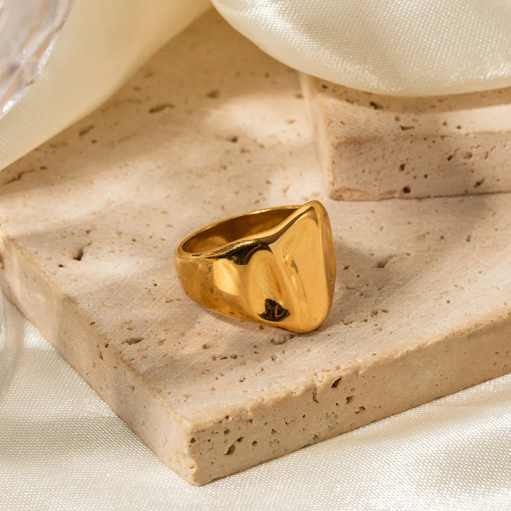 BowLift | Wide Wave Textured Ring