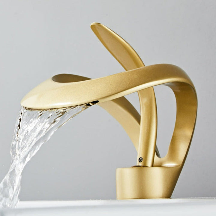 BowLift | Modern curved bathroom faucet