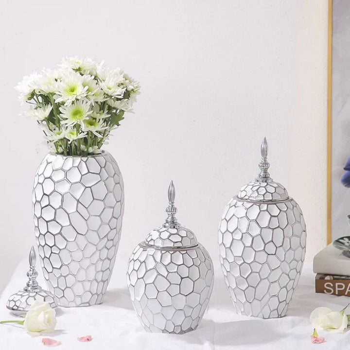 BowLift | Elegant ceramic vase with a gold accent