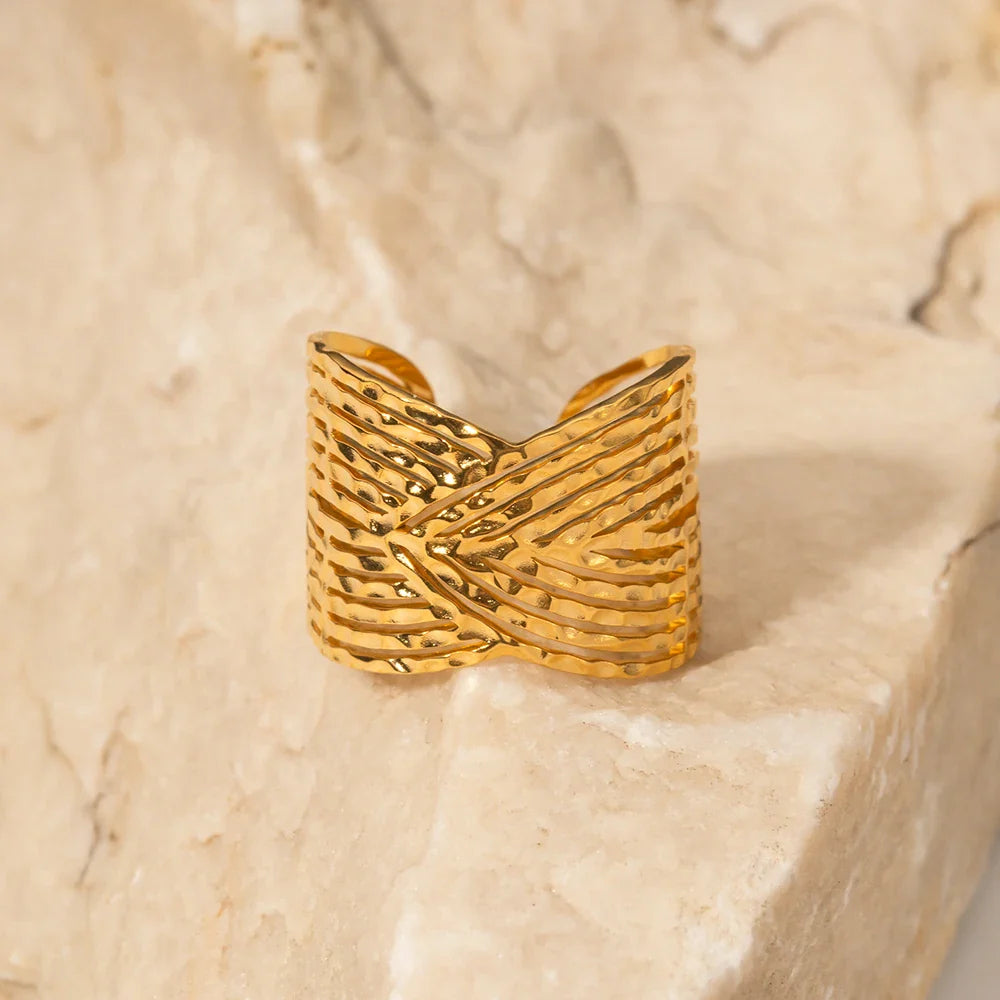BowLift | 18k Elegant Wide Triangular Connect Ring