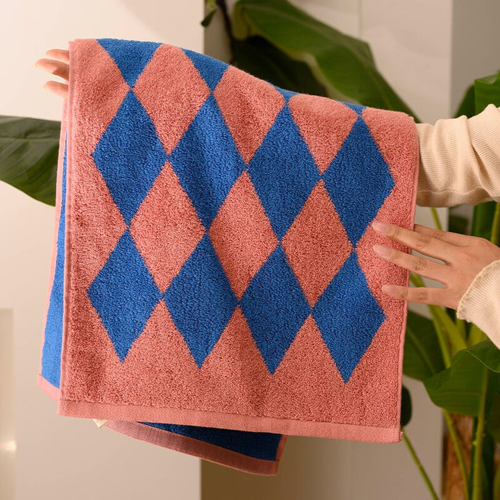 Retro Diamond Bath Towel | Bowlift