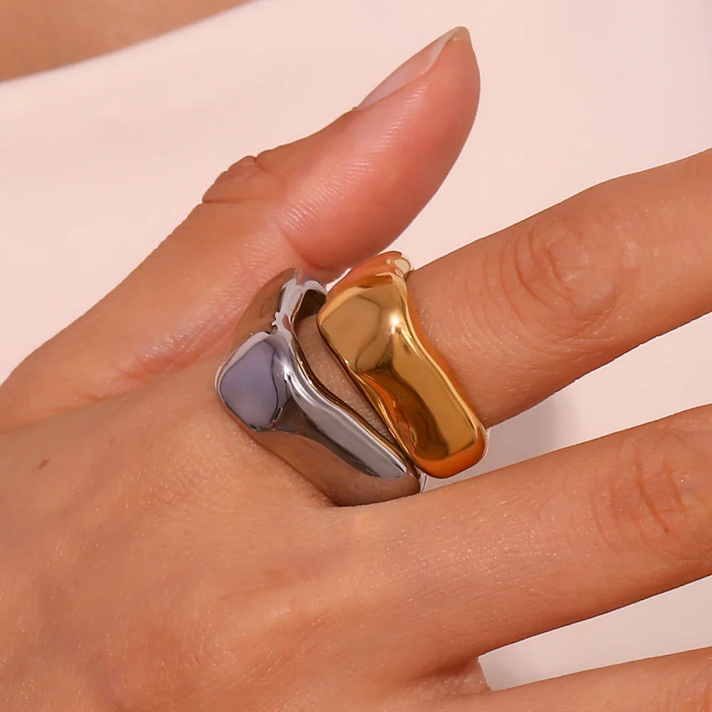 BowLift | 18k Textured Square Ring