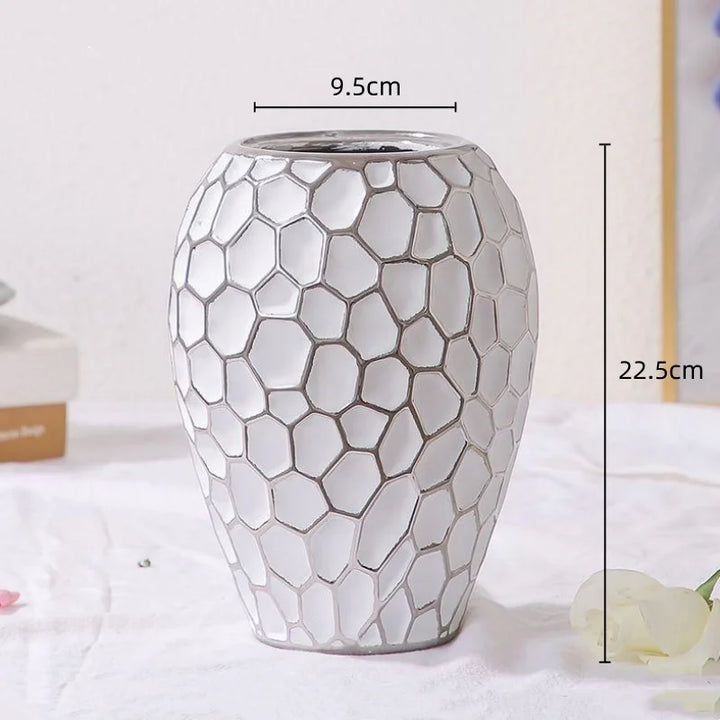 BowLift | Elegant ceramic vase with a gold accent