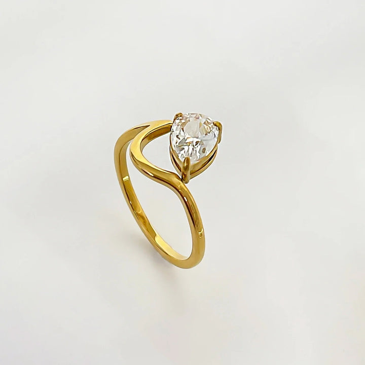 BowLift | 18k Irregular Twist Diamond Ring
