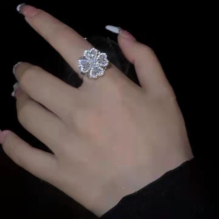 BowLift | Rotating Flower Zircon Clover Ring