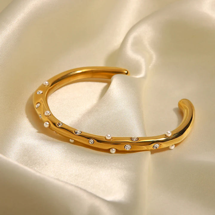 BowLift | Diamond & Pearl Embedded Bangle Bracelet
