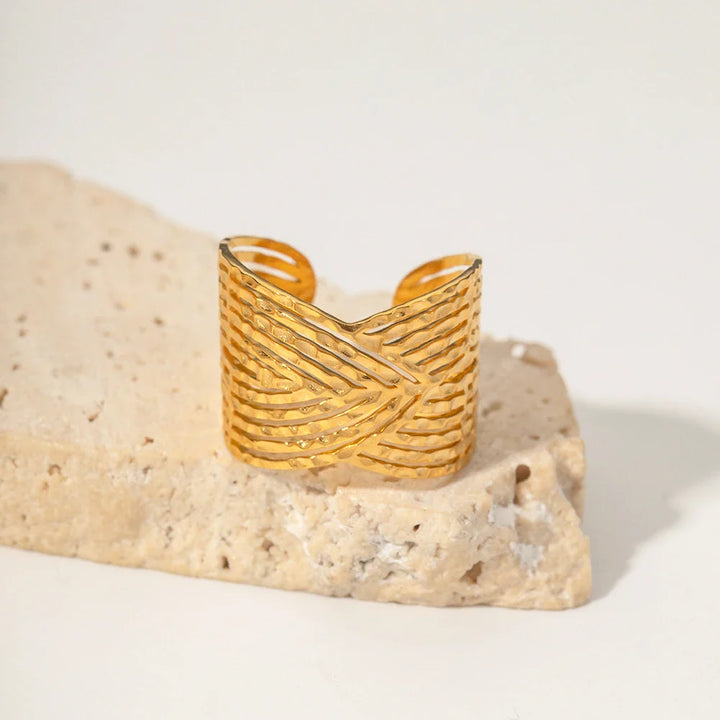 BowLift | 18k Elegant Wide Triangular Connect Ring