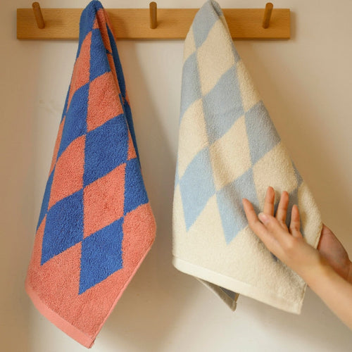 Retro Diamond Bath Towel | Bowlift