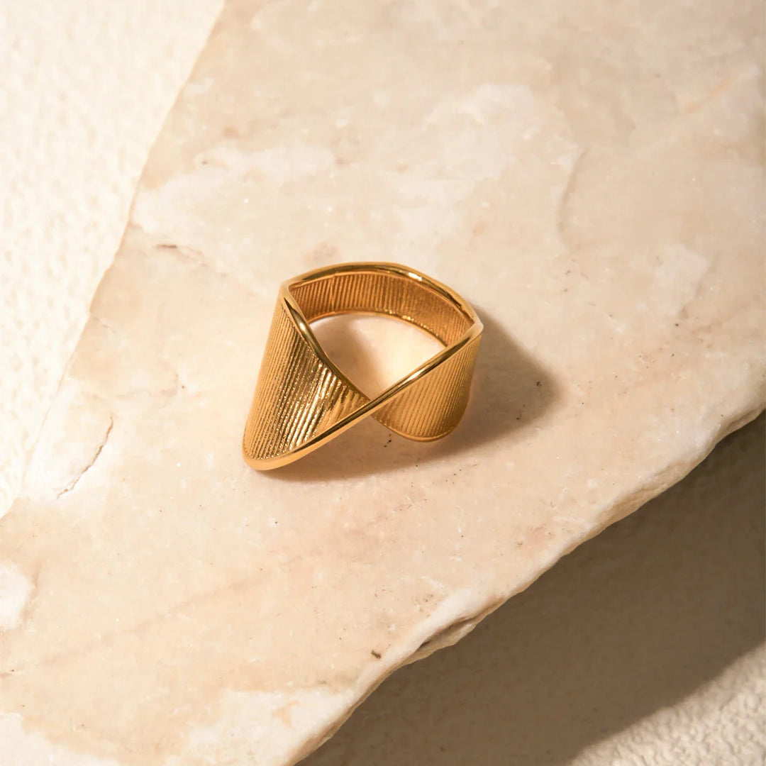 BowLift | Spiral Twist Textured Ring
