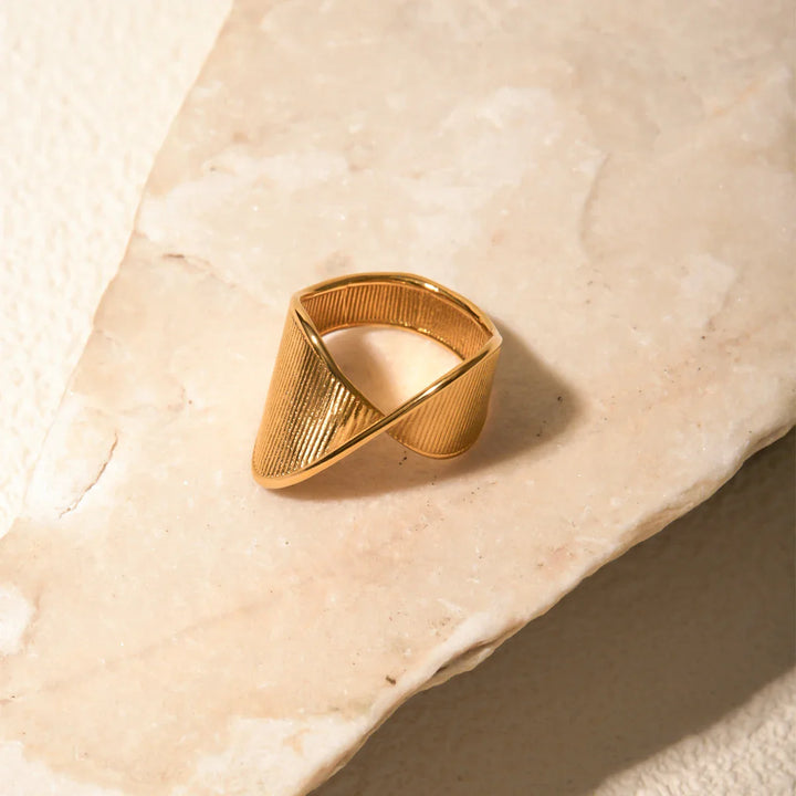 BowLift | Spiral Twist Textured Ring