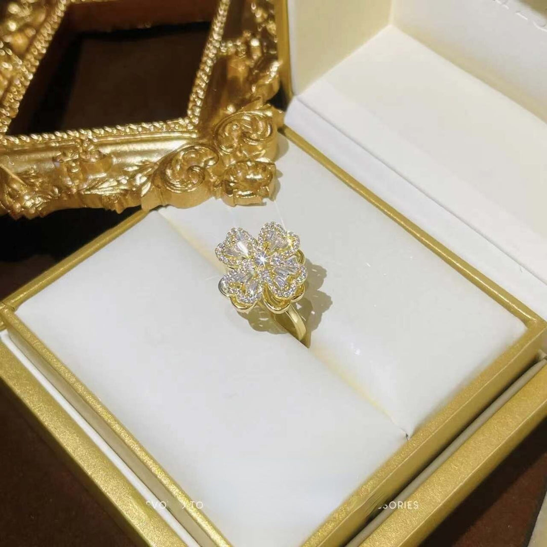 BowLift | Rotating Flower Zircon Clover Ring