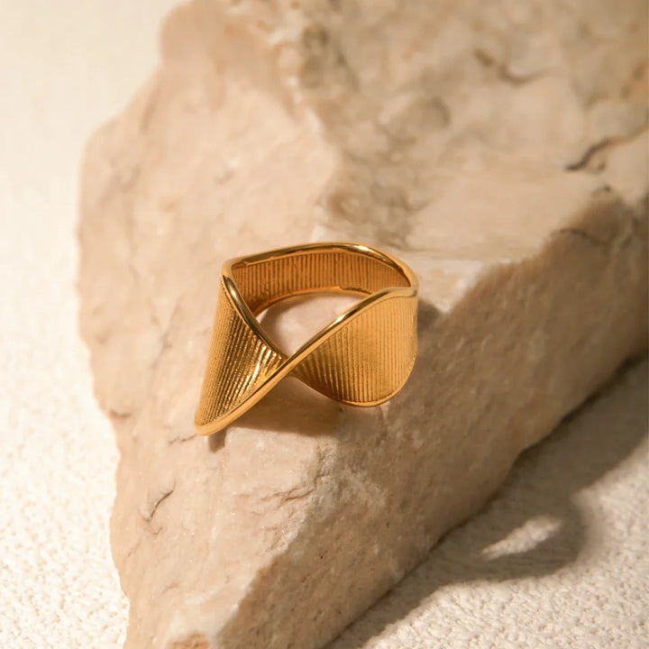 BowLift | Spiral Twist Textured Ring