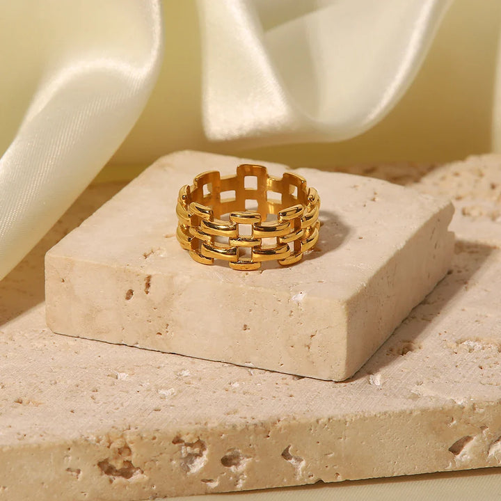 BowLift | 18k Rice Bead Ring