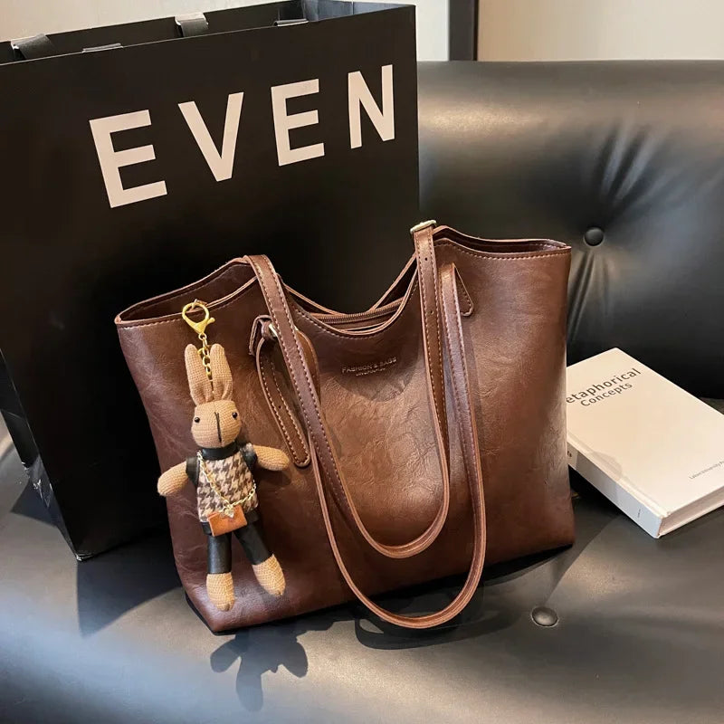 BowLift | Mirella | Classic Women’s Shopper Bag with Charm – Elegant, Spacious & Timeless