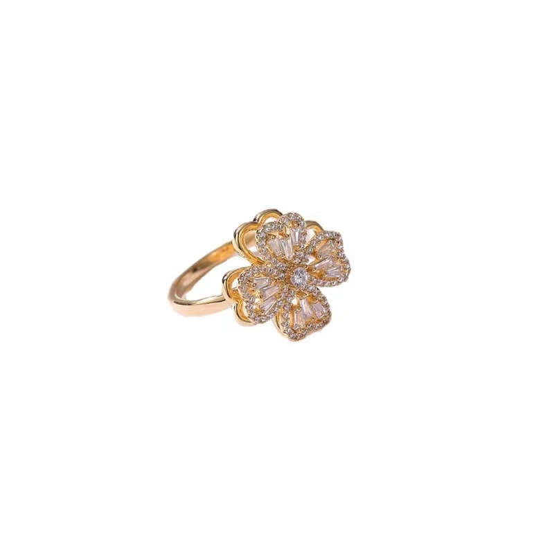 BowLift | Rotating Flower Zircon Clover Ring