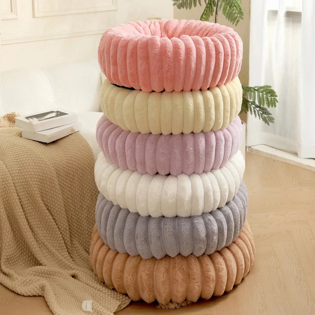 Round donut dog bed made of plush with non-slip bottom Bowlift