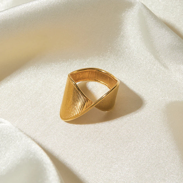 BowLift | Spiral Twist Textured Ring