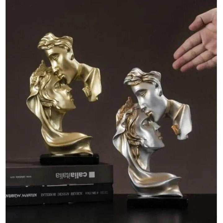 Sweet Kiss - Forehead-kissing Love Couple Statue | Bowlift