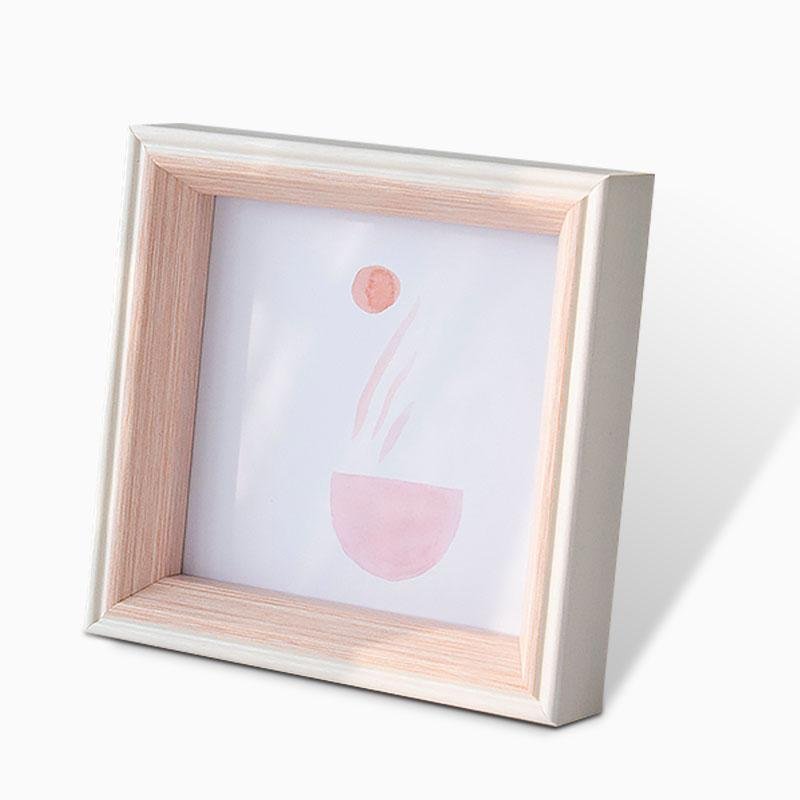 ElegantFrame – Luxury Photo Frame with Golden Edge Bowlift
