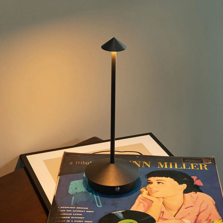 BowLift | Eindhoven Robyn Arrow LED Table Lamp