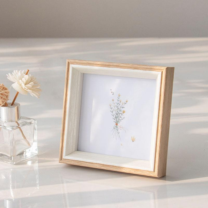 ElegantFrame – Luxury Photo Frame with Golden Edge Bowlift