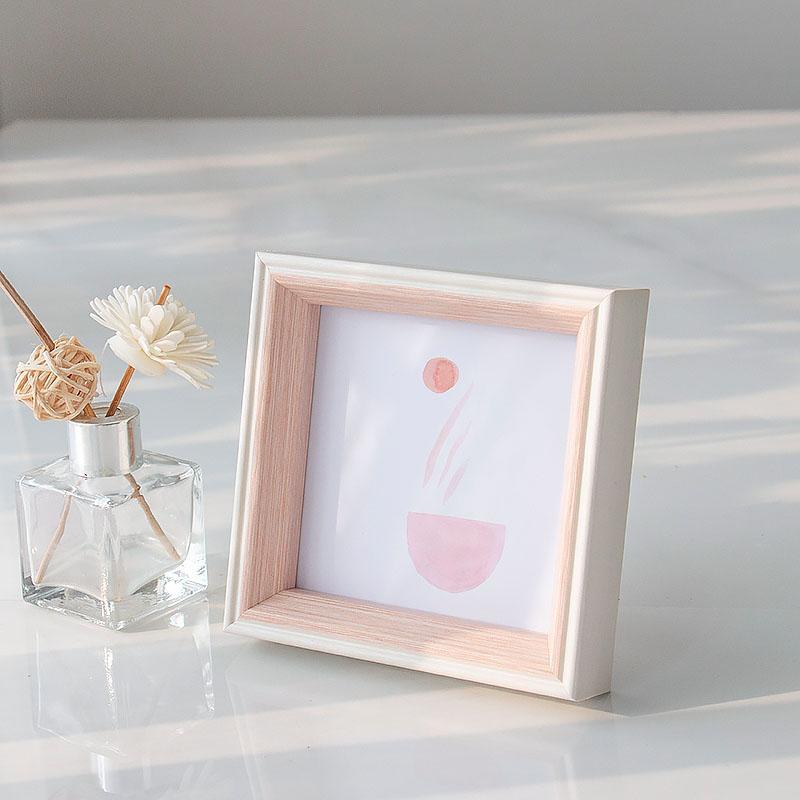 ElegantFrame – Luxury Photo Frame with Golden Edge Bowlift