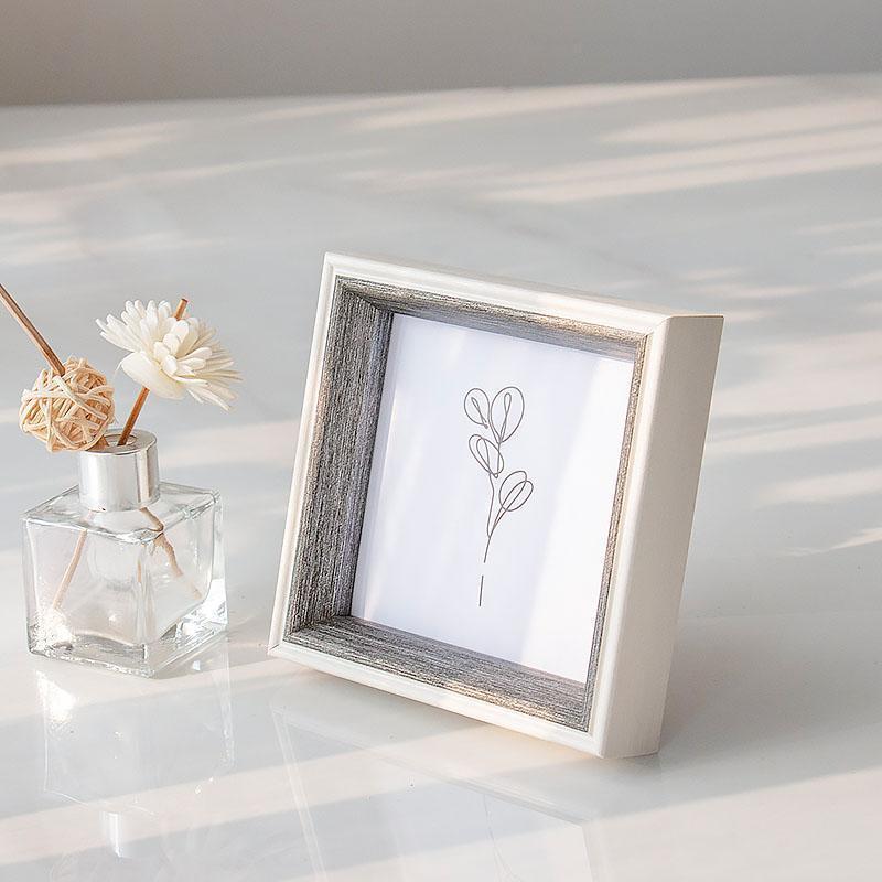 ElegantFrame – Luxury Photo Frame with Golden Edge Bowlift