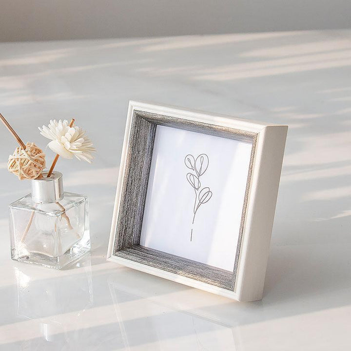 ElegantFrame – Luxury Photo Frame with Golden Edge Bowlift