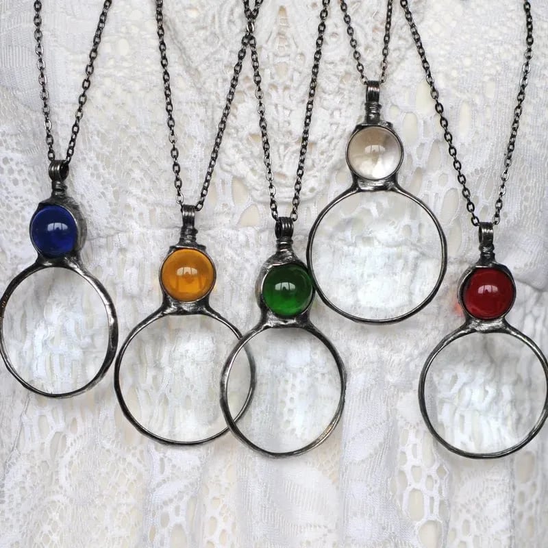 BowLift | Necklace with magnifying pendant